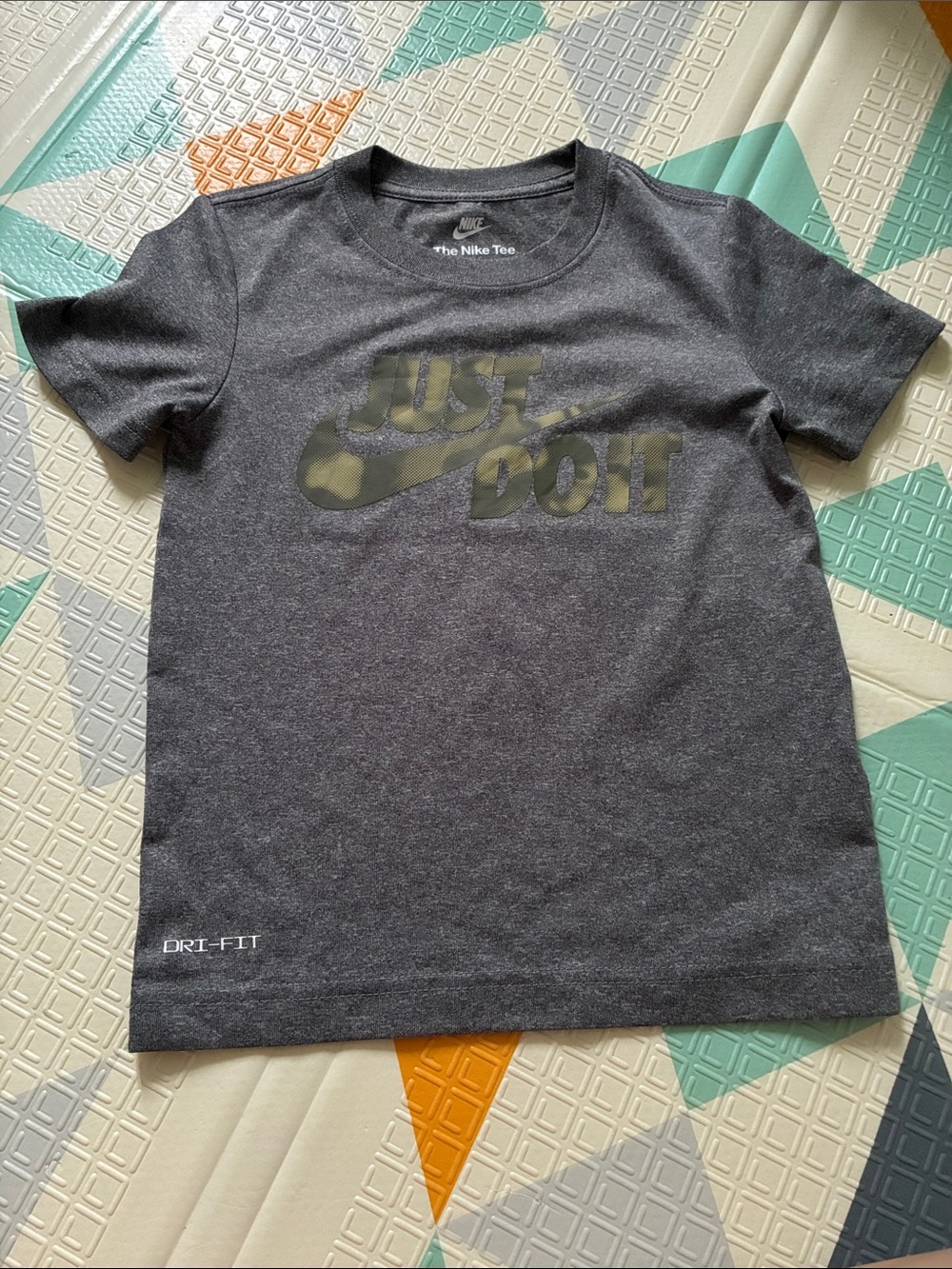 20/25$ 🧸 Nike Kids' Gray 'Just Do It' Dri-FIT Tee